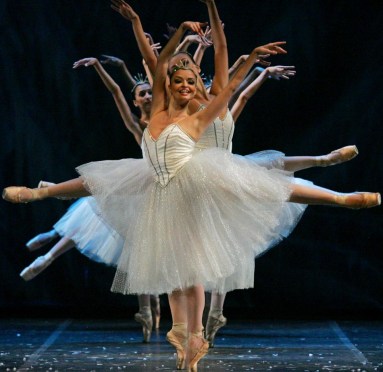 NOZES 008 SAO PAULO 18.12.2009 OE CADERNO2 Ensaio geral do espetáculo natalino Quebra - Nozes, com o ballet do Teatro Municipal do Rio de Janeiro. Destaque para os convidados internacionais Roberta Marquez (primeira bailarina do Royal Ballet de Londres) e Arionel Vargas (primeiro bailarino do English National Ballet de Londres). Também esteve presente durante o ensaio a bailarina Ana Botafogo, representando a companhia do Rio. FOTO TIAGO QUEIROZ/AE